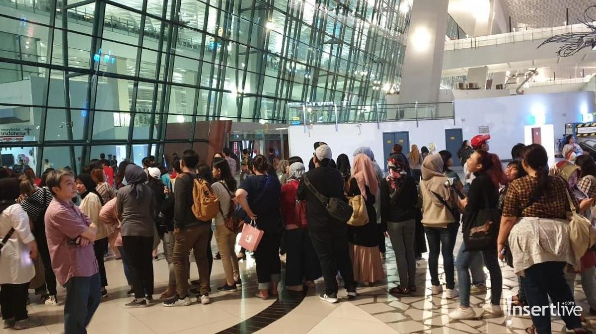 Para personil acara variety show&comma; Running Man sudah tiba di Jakarta&period; Berikut potret suasana kedatangan mereka yang disambut antusias pengemar&period;