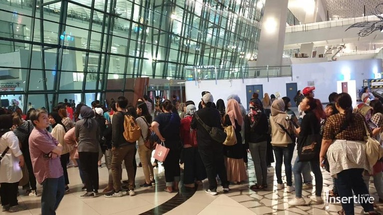 Potret Suasana Kedatangan Anggota Running Man di Jakarta Para personil acara variety show, Running Man sudah tiba di Jakarta. Berikut potret suasana kedatangan mereka yang disambut antusias pengemar.