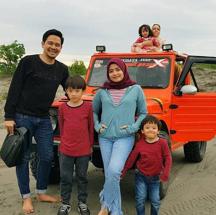 <p>Masih ingat dengan wajah imut Tika AFI? Perempuan yang saat ini dikenal dengan Tika Ramlan telah memiliki tiga anak dari pernikahannya dengan Tri Aji Raharso. Mereka adalah Arkana Uno Raharso, Attala Mada Raharso, dan Chayra Sabiya Raharso Hadinoto. (Foto: Instagram @tika_ramlan)</p>