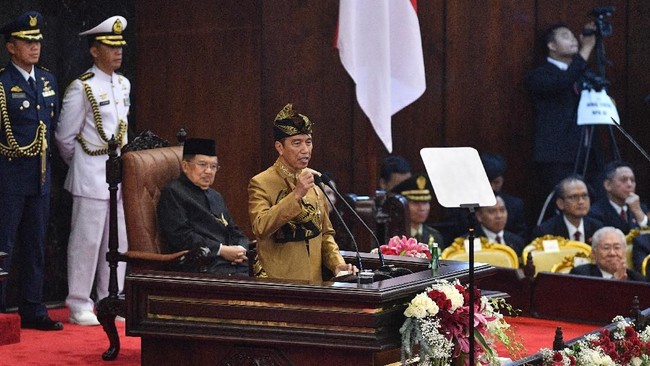 Presiden Jokowi mengancam memangkas pejabat BUMN yang tidak efisien dalam bekerja. Menurut dia, kualitas pejabat BUMN harus segera berubah.