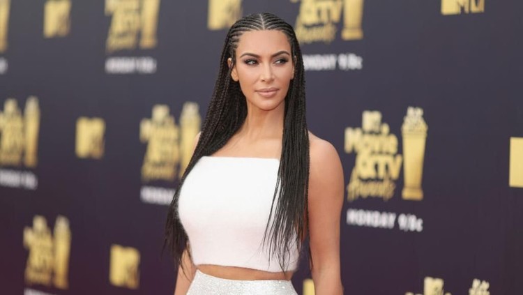 Kim Kardashian mampu menurunkan 31 kg berat badannya usai melahirkan. Tak hanya menjaga asupan nutrisi yang masuk ke tubuh, dia juga berolahraga rutin, Bunda.