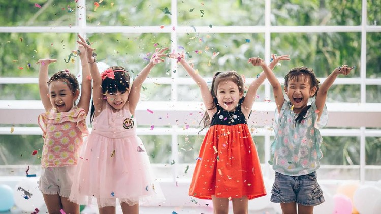 anak nyanyi Group of child celebrate birthday party or New Year Christmas