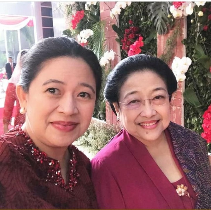 <p>Kompak pakai baju nuansa merah, Megawati dan Puan Maharani terlihat semakin mirip ya. <em>He-he-he.</em> (Foto: Instagram @puanmaharani)</p>