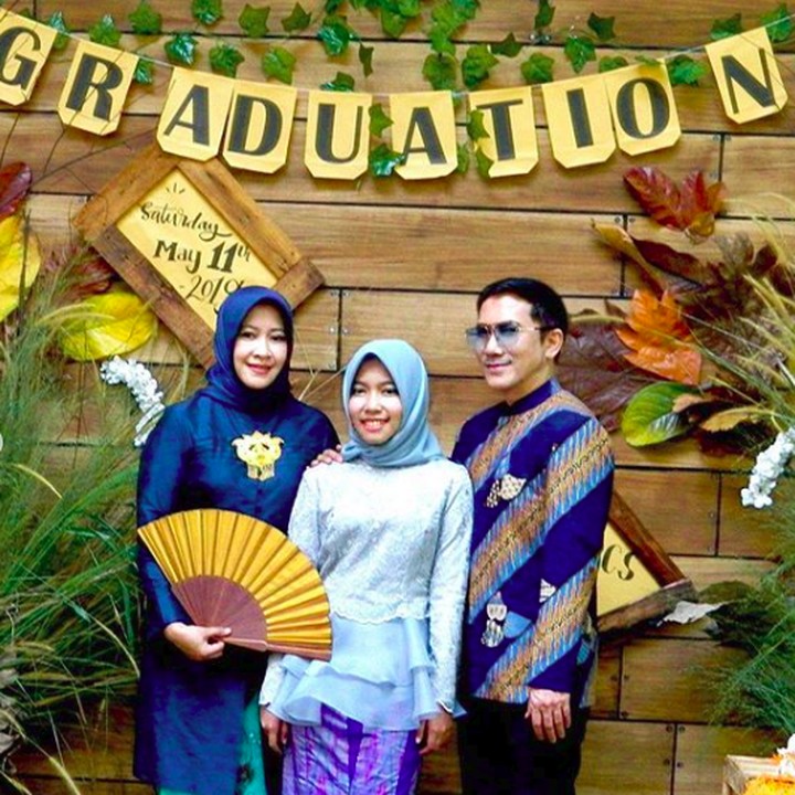 <p>Yana Julio dan istri bersama si bungsu Khalisa. Diceritakan Yana, Khalisa adalah anak yang pintar dan berprestasi. (Foto: Instagram @yanajulio60)</p>