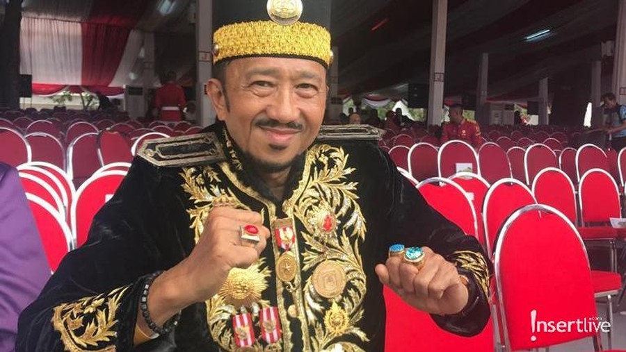 Adji Raden M. Bachrul juara kedua kostum terbaik.