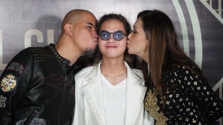 Dul Jaelani memang pandai mengurai kata, terlebih saat melontarkan ucapan manis untuk ayah dan bundanya.