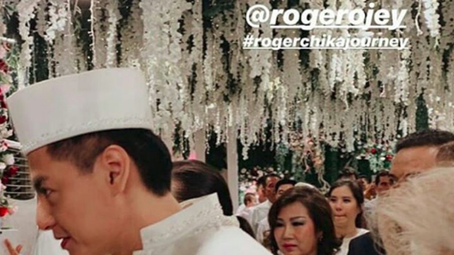 Roger Danuarta memasuki ruang akad pernikahan.