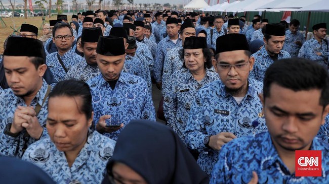 Sejumlah aparatur sipil negara (ASN) Pemprov DKI Jakarta bersiap mengikuti upacara peringatan Hari Ulang Tahun ke-74 kemerdekaan Republik Indonesia di Pantai Maju, Pulau Reklamasi, Jakarta, Sabtu, 17 Agustus 2019.