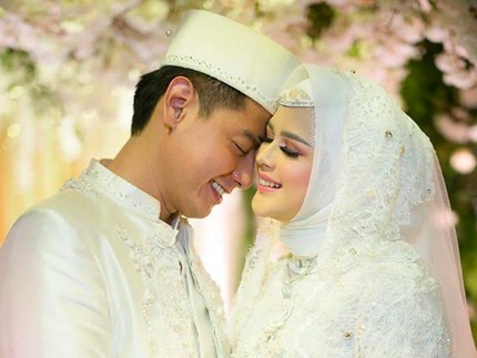 Intip 8 Potret Kemesraan Roger Danuarta dan Cut Meyriska