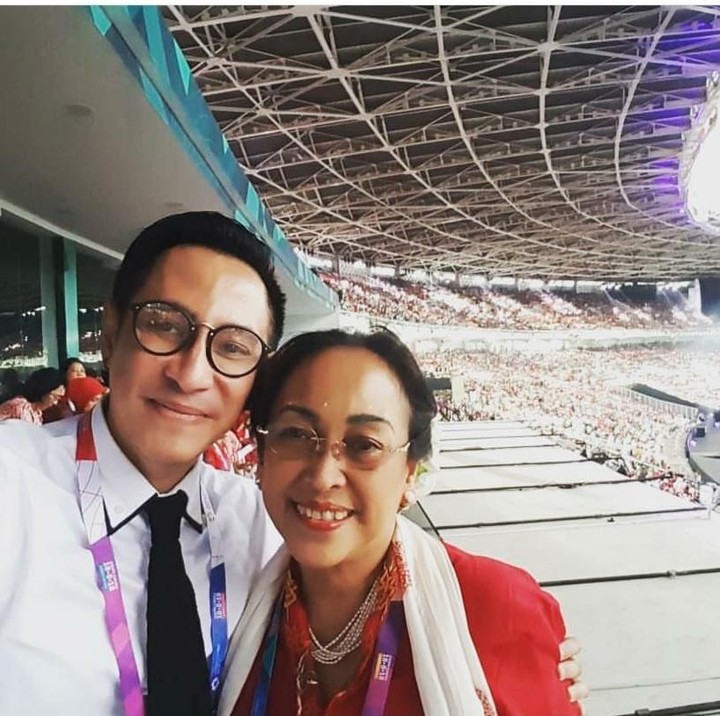 <p>Hangat banget nih rangkulan Sukmawati dan anak pertamanya, Paundrakarna. (Foto: Instagram @menursoekarno) </p>