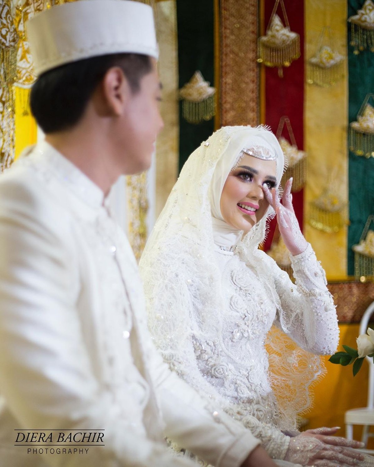 Tangis haru Cut Meyriska setelah sah menjadi istri Roger Danuarta&period; Selamat untuk pasangan yang berbahagia&period;