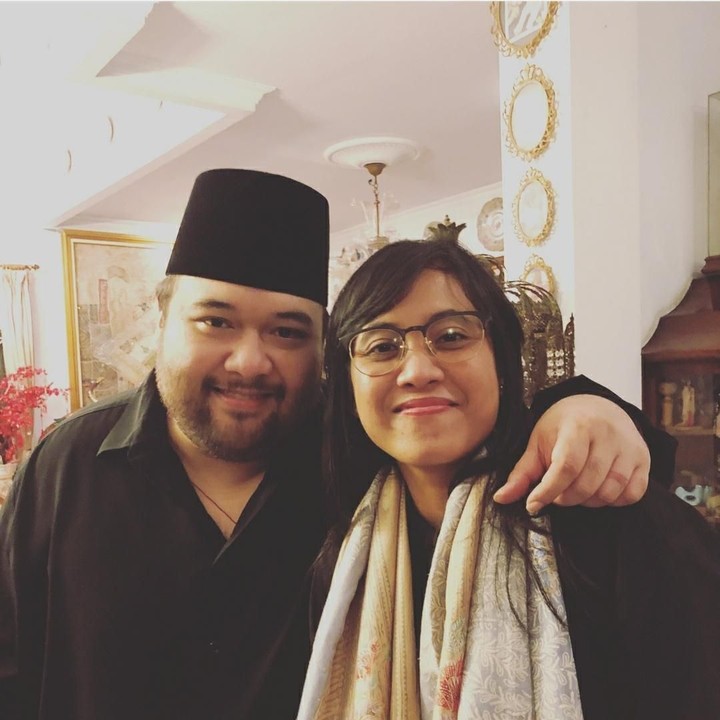<p>Dua cucu Soekarno, Didi Mardika dan Menur. Akrab ya mereka. (Foto: Instagram @menursoekarno)</p>