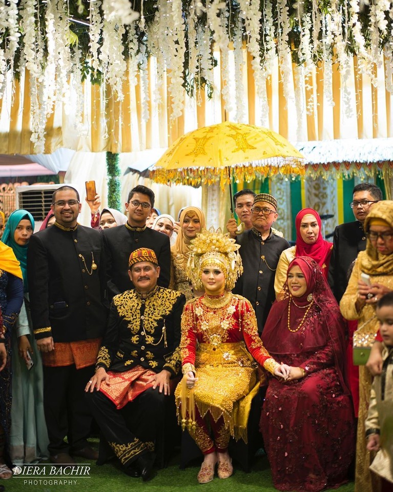 Resepsi Pernikahan, Roger Danuarta dan Cut Meyriska Gunakan Busana Baro Setelah melakukan akad nikah, Roger Danuarta dan Cut Meyriska melakukan resepsi menggunakan pakaian adat Aceh.