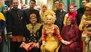 Setelah melakukan akad nikah&comma; Roger Danuarta dan Cut Meyriska melakukan resepsi menggunakan pakaian adat Aceh&period;