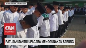 VIDEO: Ratusan Santri Upacara Menggunakan Sarung