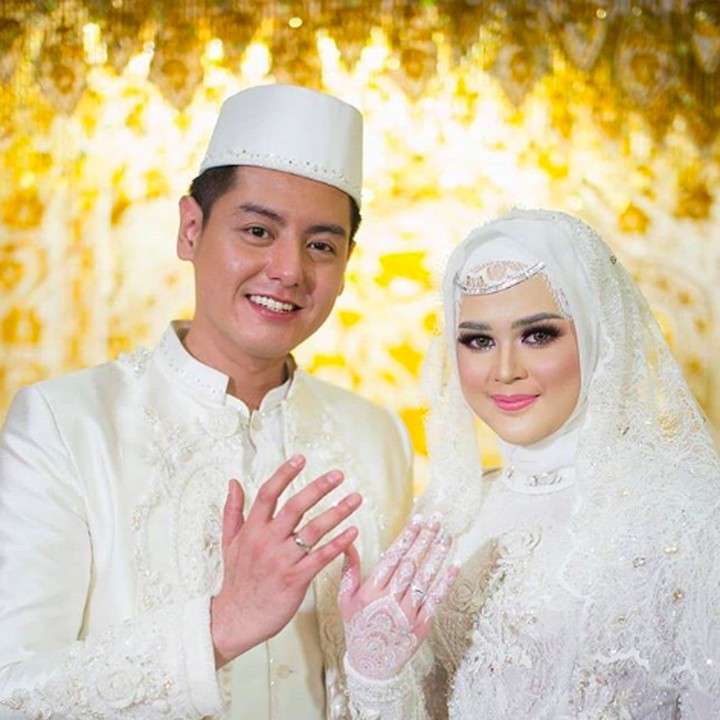 <p>Sah, akhirnya hari ini Sabtu (17/08) Roger Danuarta resmi mempersunting Cut Meyriska di Medan. Roger memberikan mahar berupa logam mulia. (Foto by @dierabachir via Instagram @ojeychikaofficial)</p>