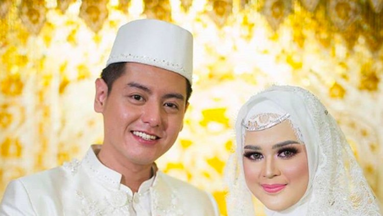 Akhirnya Roger Danuarta dan Cut Meyriska resmi jadi sepasang suami istri. Intip yuk kemesraan mereka setelah resmi menjadi suami istri.