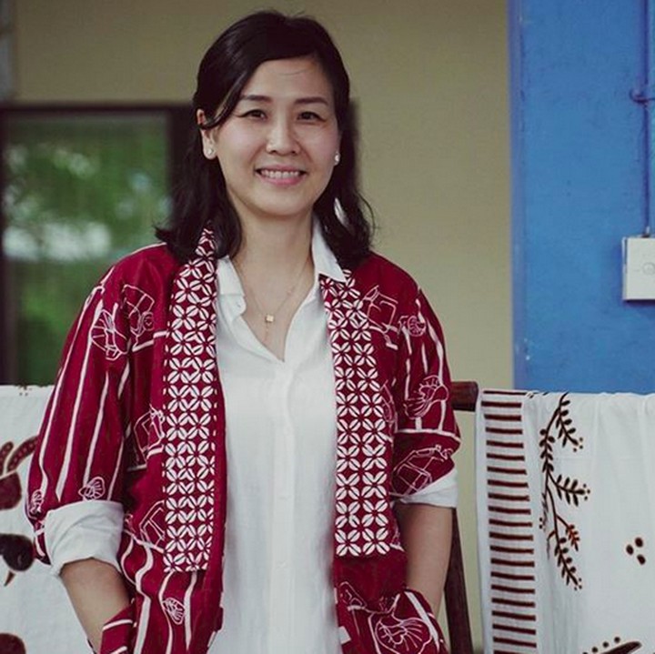 <p>Salah satunya, ketika Veronica menggunakan batik motif <em>Sekar Jakarta</em> buatan ibu-ibu di salah satu rusun. Sambil tersenyum, dengan bangga Veronica berfoto menggunakan batik ini. (Foto: Instagram @veronicatan_official)</p>