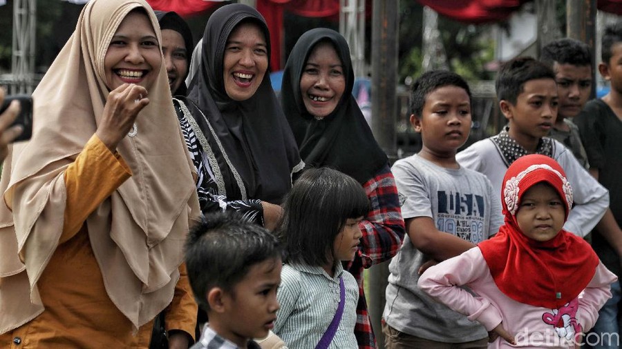 Beragam perlombaan dimainkan untuk memperingatu HUT ke-74 RI. Warga pun antusias mengikuti beragam lomba tersebut.