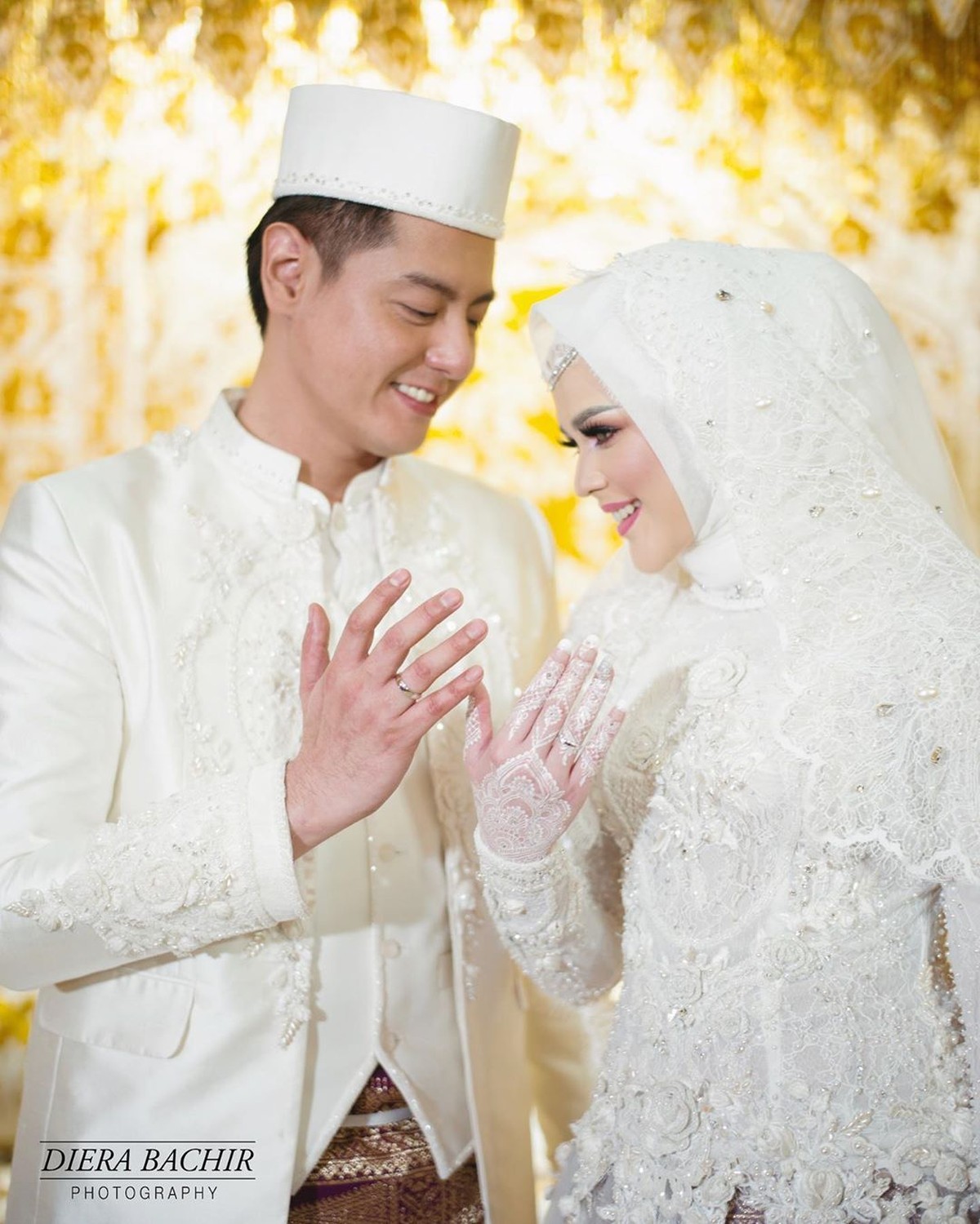 Tangis haru Cut Meyriska setelah sah menjadi istri Roger Danuarta&period; Selamat untuk pasangan yang berbahagia&period;