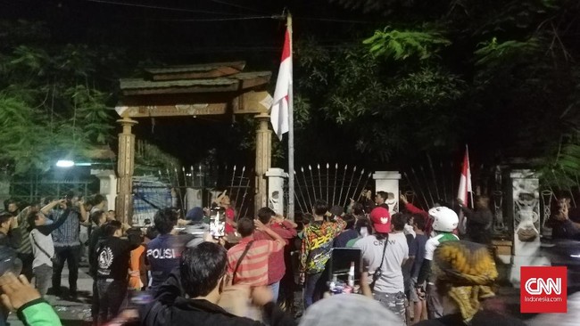 Koalisi Masyarakat Sipil mendesak Komnas HAM menginvestigasi insiden pengepungan mahasiswa Papua di Malang dan Surabaya, pekan lalu.