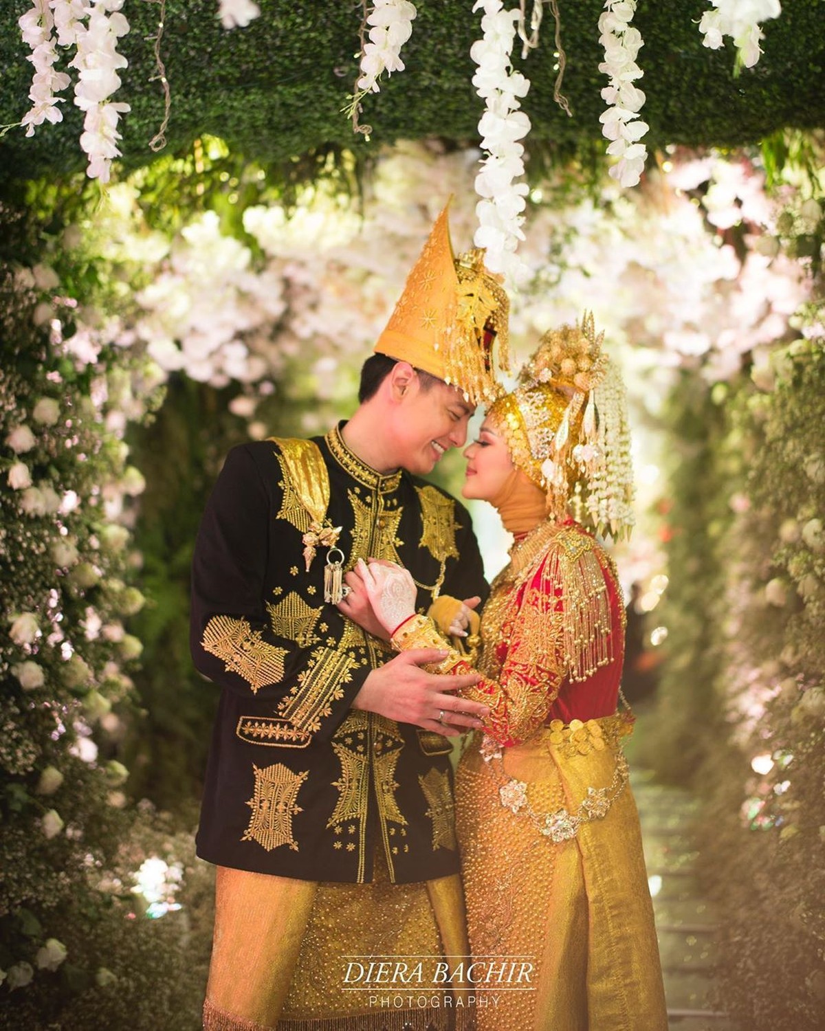 Setelah melakukan akad nikah&comma; Roger Danuarta dan Cut Meyriska melakukan resepsi menggunakan pakaian adat Aceh&period;