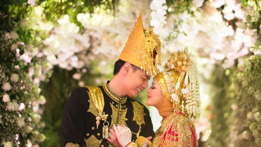 Cut Meyriska dan Roger Danuarta memutuskan untuk tetap tinggal bersama orangtua mereka usai menikah.