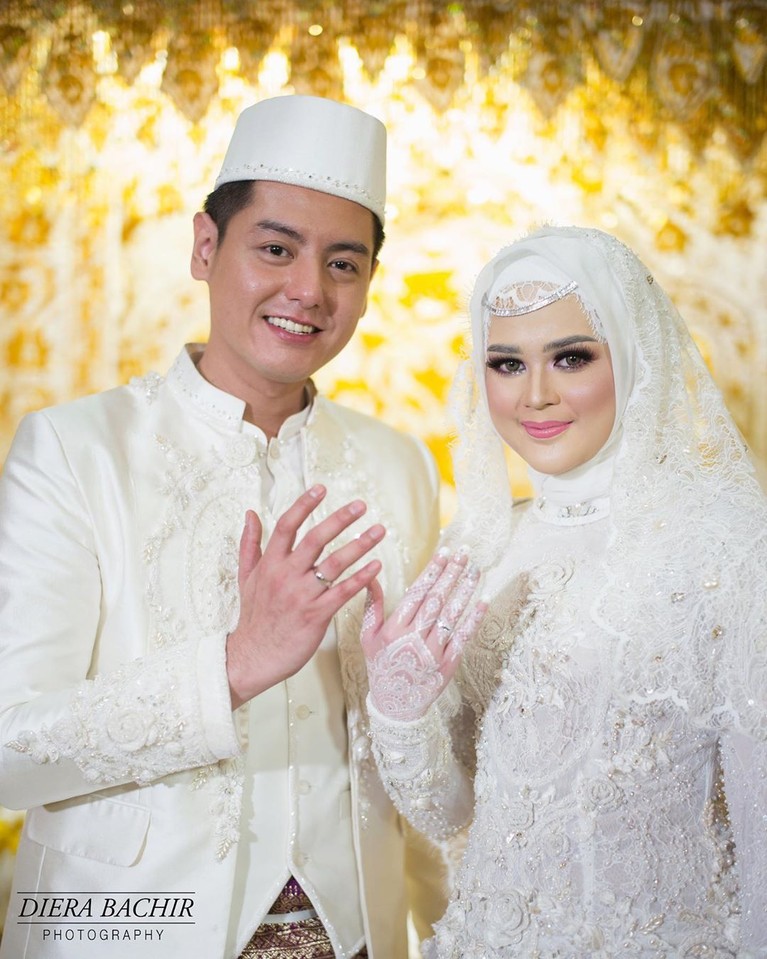 Tangis Haru Cut Meyriska Setelah Sah Jadi Istri Roger Danuarta Tangis haru Cut Meyriska setelah sah menjadi istri Roger Danuarta. Selamat untuk pasangan yang berbahagia.