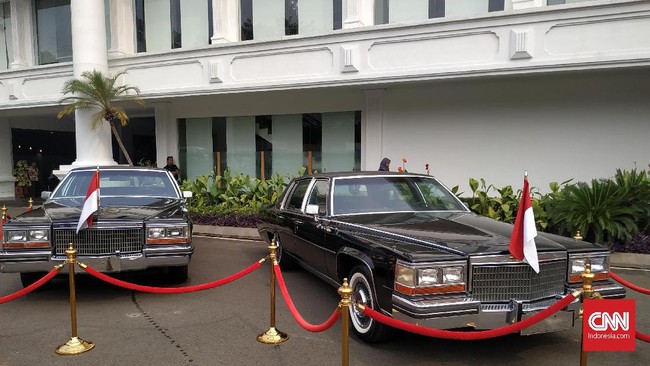 Dua mobil kepresidenan era Presiden ke-2, Soeharto, dipajang di halaman belakang Istana Negara menjelang perayaan HUT ke-74 Kemerdekaan RI, Sabtu (17/8).