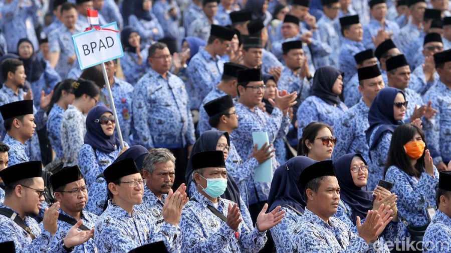 Ribuan PNS DKI Jakarta ikuti upacara HUT ke-74 RI di Pulau D Reklamasi. Sebanyak 75 bus disiapkan untuk mengangkut para pegawai tersebut.