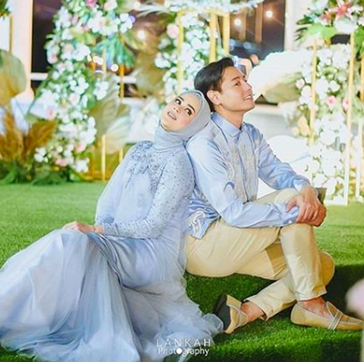 <p>Hubungan keduanya sempat ditentang ayah Chika yang awalnya meragukan Roger sebagai calon menantu yang baik. Tapi Roger berhasil memenangkan hati dan ayah sekaligus nih, Bun. <em>He-he-he. </em><em>(Foto by Lankah Photography via Instagram @ojeychikaofficial)</em></p>