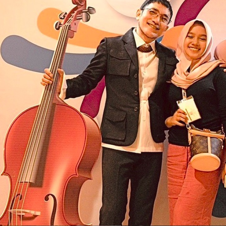 <p>Yana Julio bersama anak keduanya, Aisyah. Dalam caption, Yana seringkali membagikan obrolan bermanfaat dengan putrinya ini. (Foto: Instagram @yanajulio60)</p>