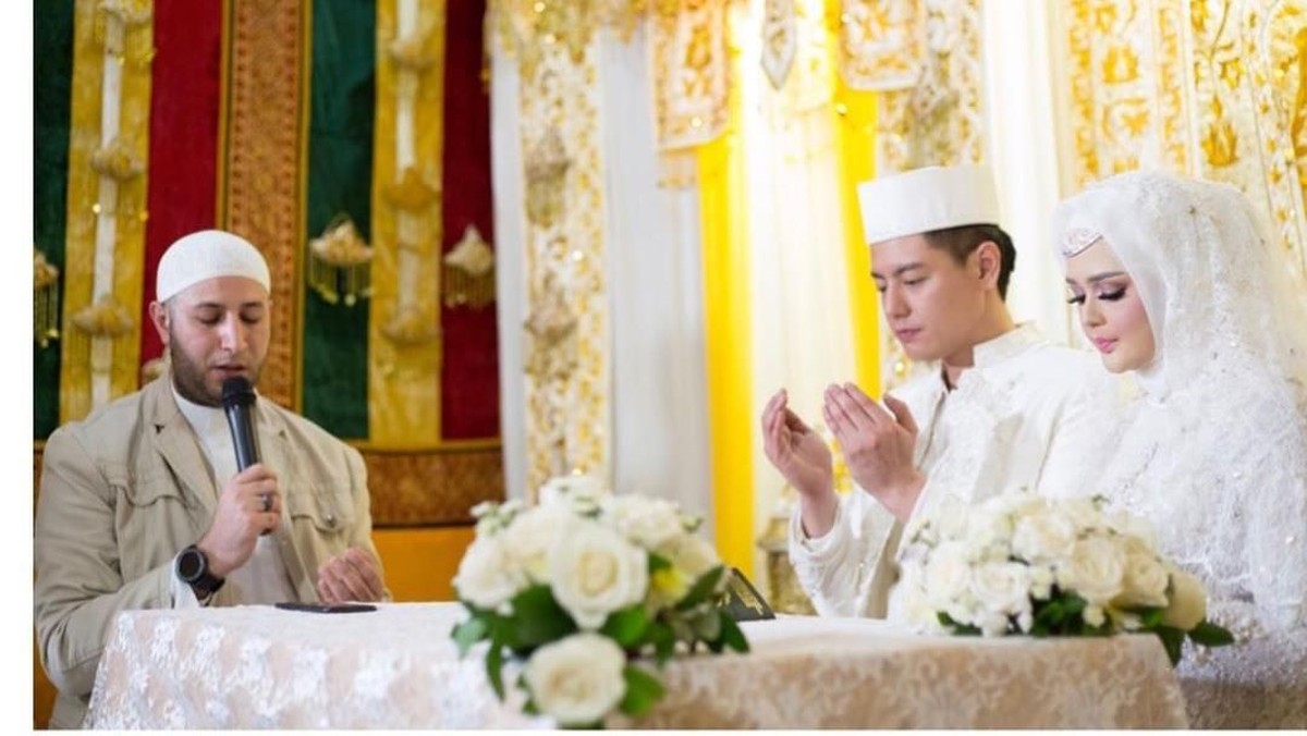 Tangis haru Cut Meyriska setelah sah menjadi istri Roger Danuarta&period; Selamat untuk pasangan yang berbahagia&period;