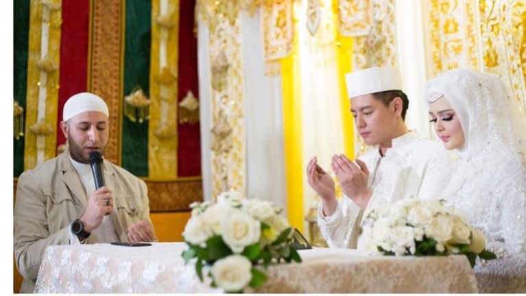 Tangis Haru Cut Meyriska Setelah Sah Jadi Istri Roger Danuarta Tangis haru Cut Meyriska setelah sah menjadi istri Roger Danuarta. Selamat untuk pasangan yang berbahagia.