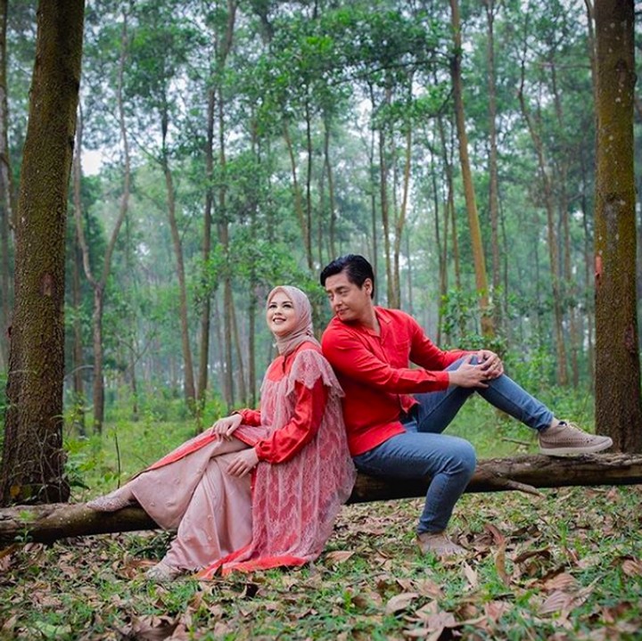 <p>Pada kesempatan lainnya, mereka melakukan foto <em>outdoor</em> dengan konsep hutam dan alam.   (Foto by @trickeffectid via Instagram @ojeychikaofficial)</p>