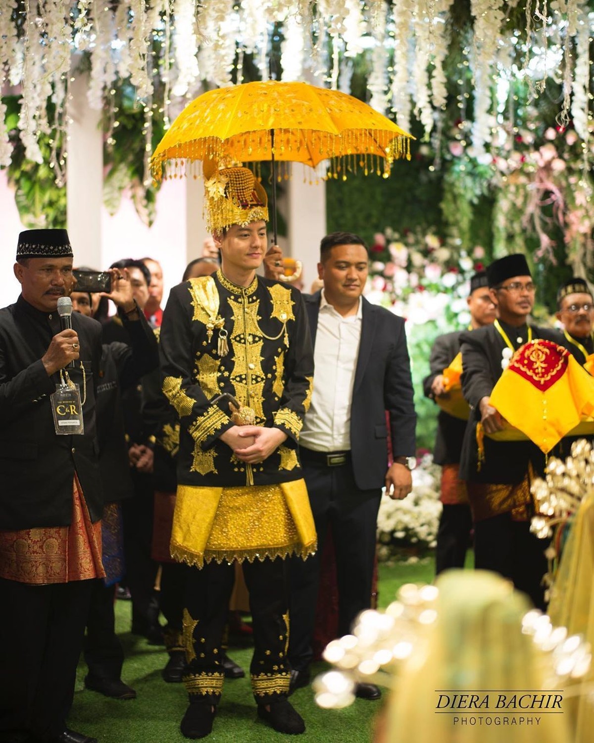 Setelah melakukan akad nikah&comma; Roger Danuarta dan Cut Meyriska melakukan resepsi menggunakan pakaian adat Aceh&period;