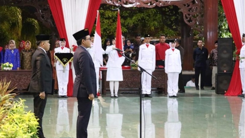 Bupati Pamekasan, Baddrut Tamam berpesan kepada Pasukan Pengibar Bendera Pusaka (Paskibraka) agar mampu memahami dan menghayati atas kepercayaan yang diberikan.