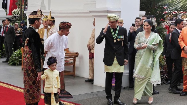 Agus Harimukti Yudhoyono tiba di Istana Negara untuk menghadiri upacara HUT ke-74 Kemerdekaan RI, dan disambut oleh Presiden Jokowi serta cucunya, Jan Ethes.