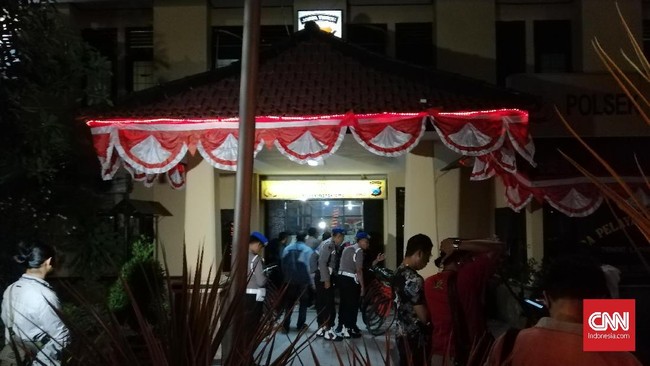 Pria asal Pandeglang, ditangkap petugas Polsek Batu Ceper, Tangerang, karena diduga ingin menyerang polisi. Sebelumnya, pria itu hendak beristirahat di polsek.