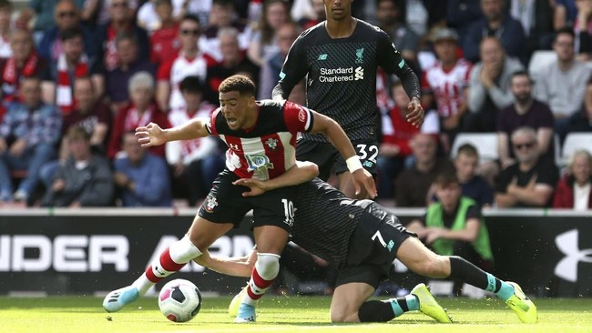 Liverpool berhasil meraih kemenangan 2-1 atas Southampton pada pekan kedua Premier League di Stadion St Mary's, Sabtu (17/8).