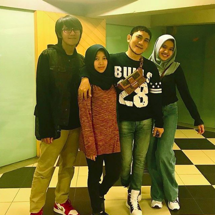<p>Hang out dengan tiga anaknya, masih seperti anak muda ya Ayah Yana ini. (Foto: Instagram @yanajulio60)</p>