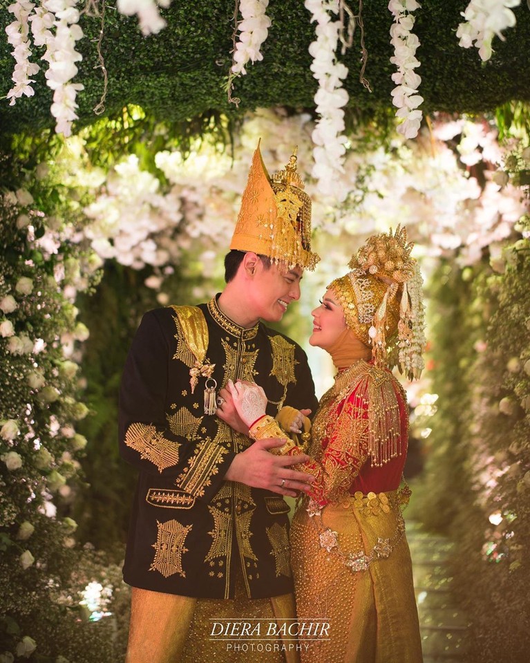 Setelah melakukan akad nikah, Roger Danuarta dan Cut Meyriska melakukan resepsi menggunakan pakaian adat Aceh.