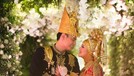 Setelah melakukan akad nikah&comma; Roger Danuarta dan Cut Meyriska melakukan resepsi menggunakan pakaian adat Aceh&period;