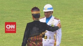 VIDEO: Presiden Salami dan Tepuk Lengan Komandan Upacara