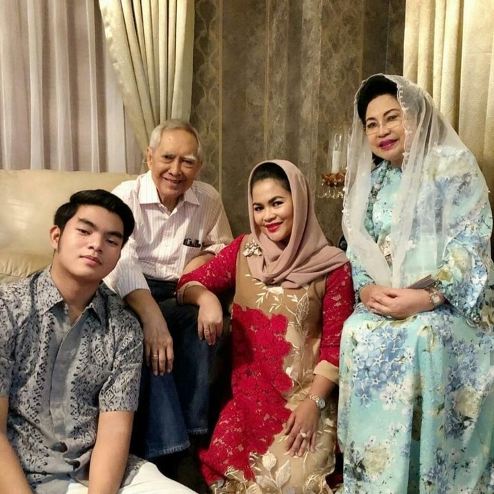 <p>Potret anak sulung Soekarno, Guntur Soekarnoputra dengan anak cucunya nih, Bun. (Foto: Instagram @puti_soekarno)</p>