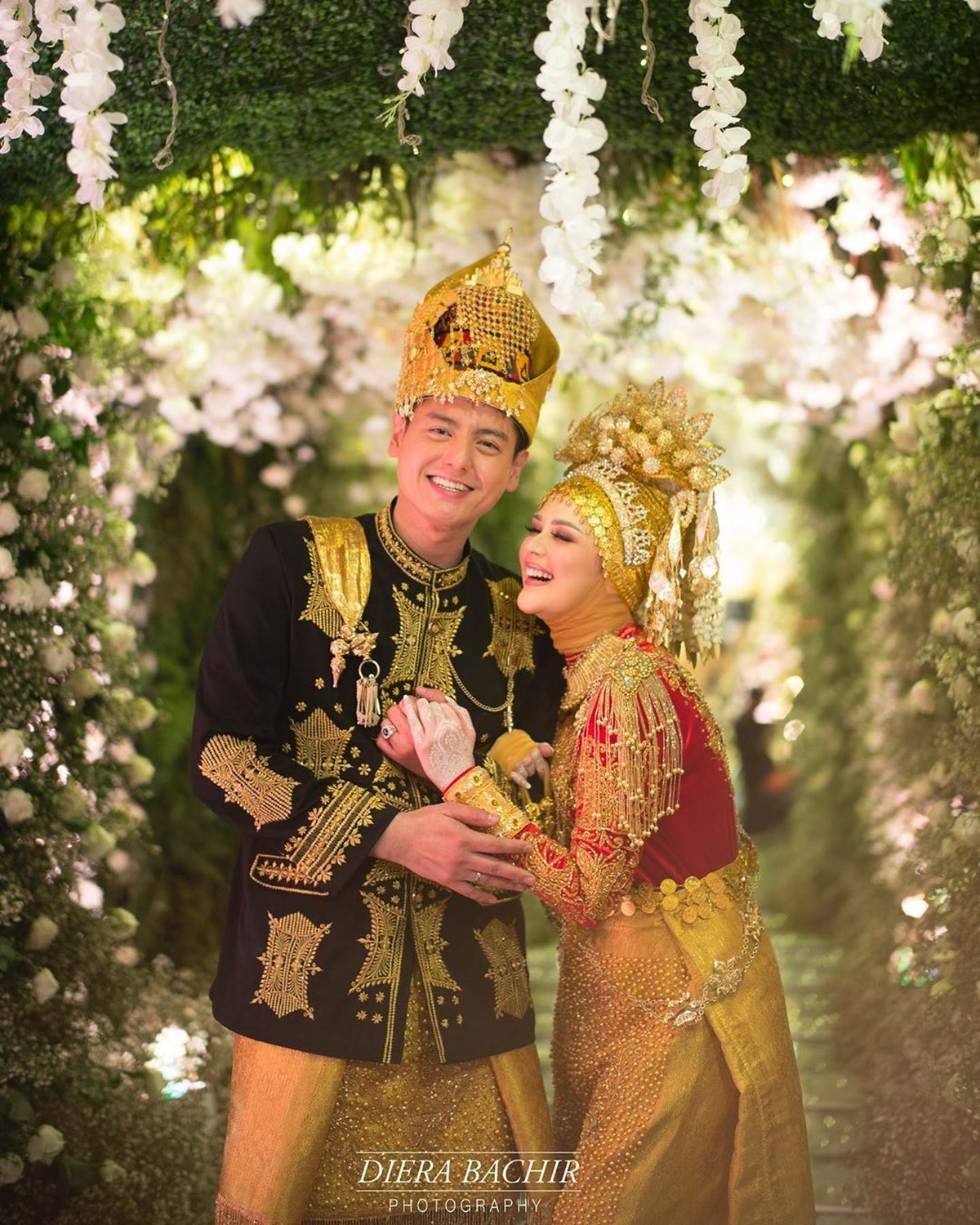 Setelah melakukan akad nikah&comma; Roger Danuarta dan Cut Meyriska melakukan resepsi menggunakan pakaian adat Aceh&period;