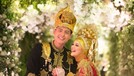 Setelah melakukan akad nikah&comma; Roger Danuarta dan Cut Meyriska melakukan resepsi menggunakan pakaian adat Aceh&period;