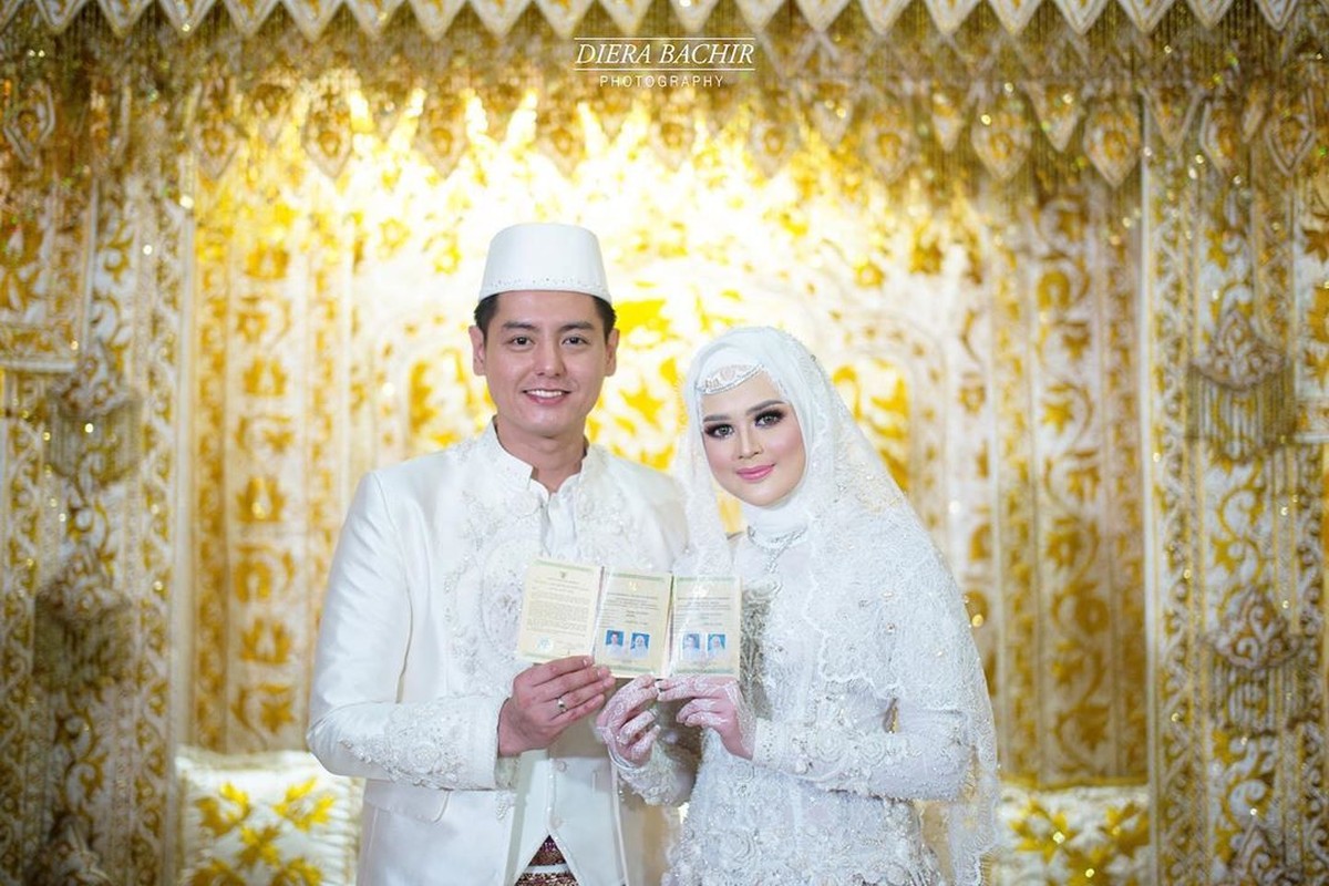 Tangis haru Cut Meyriska setelah sah menjadi istri Roger Danuarta&period; Selamat untuk pasangan yang berbahagia&period;