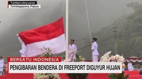 VIDEO: Pengibaran Bendera di Freeport Diguyur Hujan