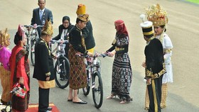 Kala Sultan Berau dan Istri Menhan dapat Sepeda dari Jokowi